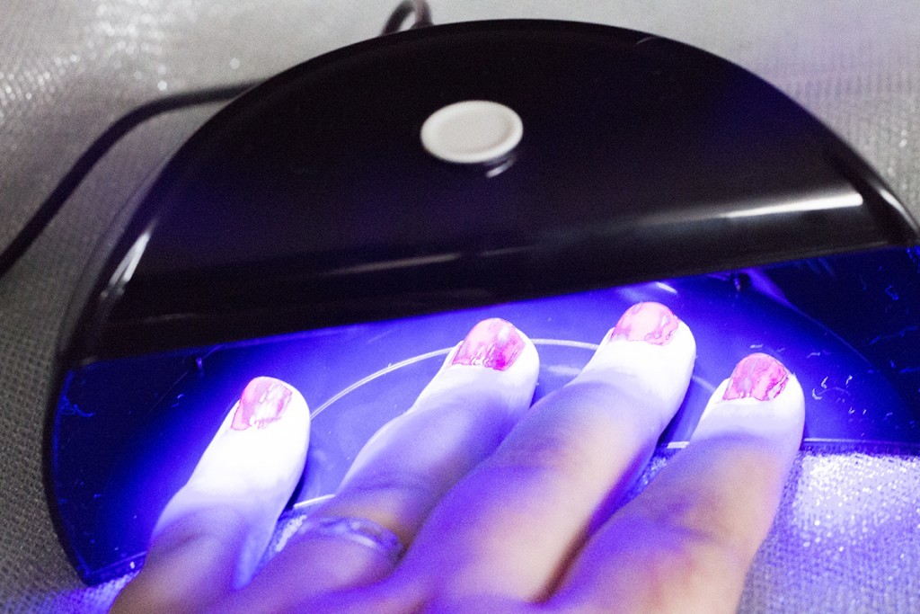 ongles sous la lumière LED